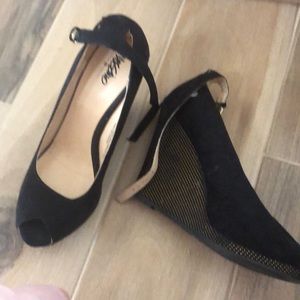 Black and gold wedge